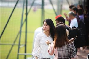 Chùm ảnh: Dàn bóng hồng tới cổ vũ cho ĐT Việt Nam trong buổi tập đầu