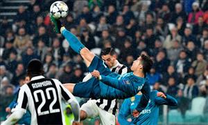 Cú volley để đời của Ronaldo được tái hiện trên tranh pha lê