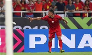 Hình ảnh Anh Đức ngăn CĐV ném chai nước xuống sân lọt tốp 5 đề cử Fair-play của năm
