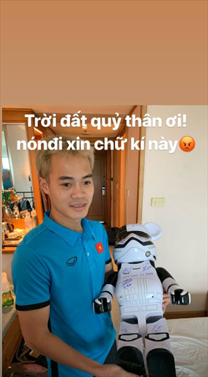 Văn Toàn đem chuột robot đi xin chữ ký đồng đội