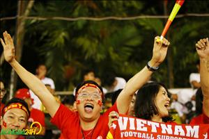 CĐV Việt Nam phủ đỏ sân Panaad trong ngày chiến thắng