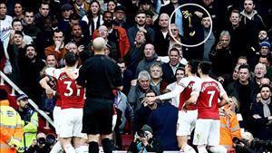 Fan Tottenham bị tóm cổ vì ném chuối vào Aubameyang