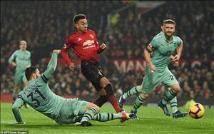 Man Utd 2-2 Arsenal: Cuộc thi ngược đời của hai hàng phòng ngự