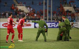 Nóng: CĐV chạy xuống sân, Quế Ngọc Hải quay lại sân can ngăn cảnh sát