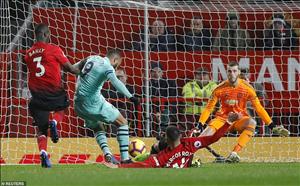 Man Utd 2-2 Arsenal: Lột tả bản chất của hai triều đại chuyển giao