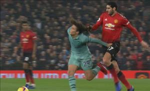 MU vs Arsenal: Phạm lỗi thô bạo, Fellaini bị ném đá dữ dội