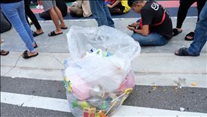 Rác thải la liệt trước SVĐ Bukit Jalil trong ngày bán vé