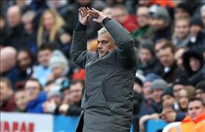 Tại sao Mourinho tiếp tục thay Pogba ra sớm?