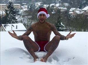 Tiền đạo Neymar cởi trần làm ông già Noel