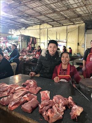 Trung vệ Tiến Dũng phụ mẹ bán thịt