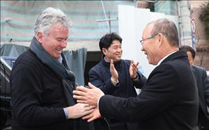 HLV Park Hang Seo bất ngờ gặp “cố nhân” Guus Hiddink tại Hàn Quốc