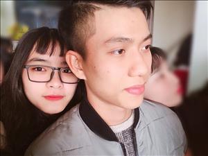 Fan nữ ôm hôn tiền vệ Phan Văn Đức