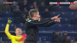 Trọng tài thổi còi kết thúc ngay trước khi cầu thủ ghi bàn