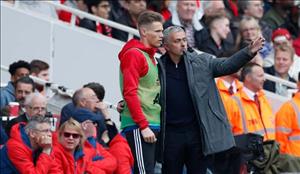 Mourinho phản pháo huyền thoại MU nhằm bảo vệ trò cưng