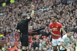 Rashford may mắn không phải nhận thẻ đỏ trước Liverpool?