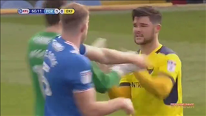 Nhận thẻ đỏ vì tát đối phương sau khi sút hỏng 11m