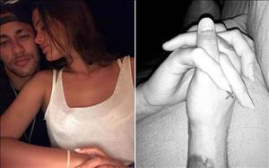 Tiền đạo Neymar ngồi xe lăn ôm hôn bạn gái