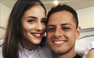 Bạn gái của tiền đạo Chicharito bị chê thích sống ảo