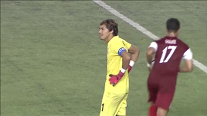 Clip sốc: Thủ môn đưa bóng cho đối phương ghi bàn