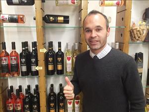 Đại gia Trung Quốc lôi kéo tiền vệ Iniesta bằng… 2 triệu chai vang