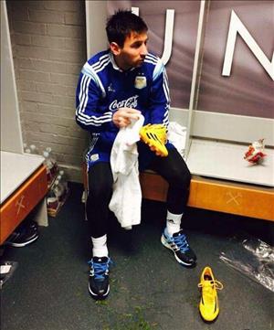 MU treo ảnh Messi lau giày để giáo dục lứa trẻ