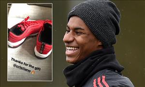 Ronaldo tặng quà cho thần đồng MU