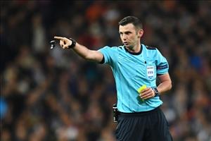 Trọng tài Michael Oliver: Bản lĩnh của tuổi trẻ