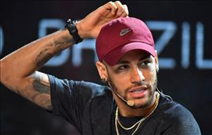 Tiền đạo Neymar xách nạng đi dự sự kiện