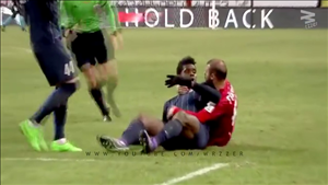 Clip bóng đá vui: Các pha phạm lỗi gây cười