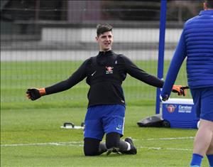 Thủ môn Courtois khiến Chelsea ngồi trên đống lửa