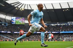 Đội trưởng Man xanh tỏ ra thương hại Man đỏ