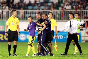 Hà Nội vs HAGL: Thầy trò HLV Chu Đình Nghiêm bị bầu Hiển nhắc nhở
