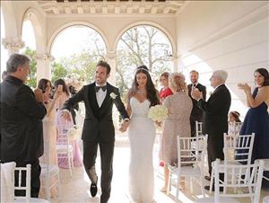 Ba con gái làm phù dâu cho vợ tiền vệ Fabregas