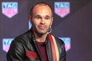 Tiền vệ Iniesta lao ra cứu khán giả gặp nạn vì khán đài sập
