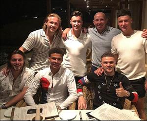 Hai sao Tottenham rủ nhau ăn mừng suất dự World Cup 2018