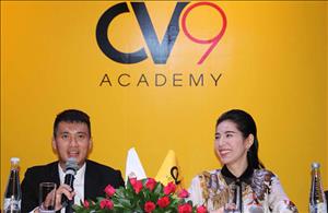 Ca sỹ Thủy Tiên làm quản lý học viện bóng đá của chồng Công Vinh