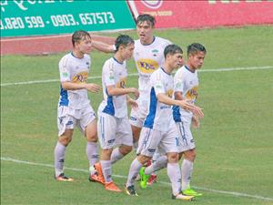 Dư âm vòng 8 V-League: Gia Lai mất điểm, Hà Nội độc cô cầu bại