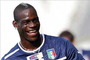 Hết việc, Balotelli thách fan... lao xe máy xuống nước