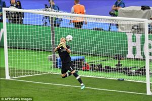Courtois theo Ramos xỉa xói ca chấn động não của Karius