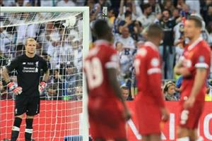 Mignolet an ủi Karius sau sai lầm tai hại