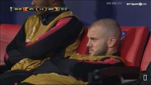 Hành động lạ của Wilshere trong trận thua Atletico Madrid?