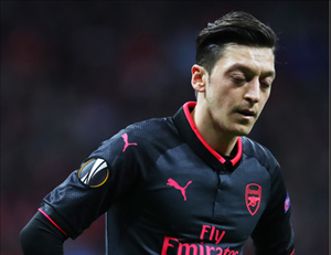 Mesut Ozil bị chỉ trích dữ dội sau trận thua Atletico Madrid