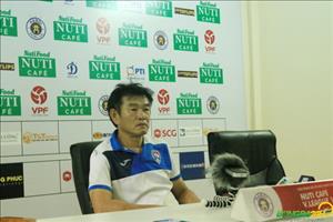 HLV Phan Thanh Hùng bức xúc với trọng tài bắt trận HAGL 4-0 Than Quảng Ninh