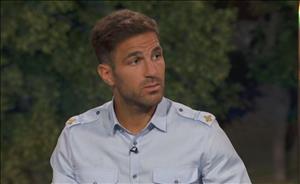 Lần đầu làm BLV bóng đá, tiền vệ Fabregas bị chê như ... bồi bàn