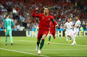 Lập hat-trick, Ronaldo được HLV BĐN đưa lên mây