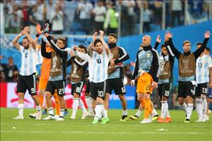 Argentina vượt qua vòng bảng: Tinh thần Albiceleste hay trò lố của FIFA?