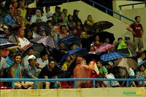 Các CĐV đội mưa cổ vũ trận Quảng Ninh vs HAGL