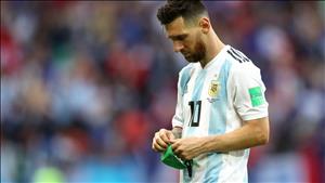 Messi lầm lũi tháo băng đội trưởng sau khi Argentina thua Pháp