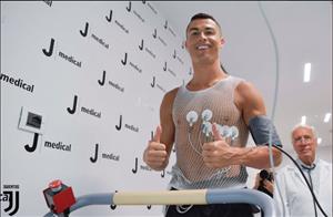 Những hình ảnh về Cristiano Ronaldo tới Juventus kiểm tra y tế