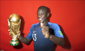 Chàng ngố Kante rốt cuộc cũng được tạo dáng cùng cúp vàng World Cup 2018
